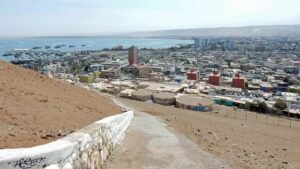 Vista de la ciudad de Arica, en el norte de Chile, junto a la cual una empresa de Suecia vertió 20 000 toneladas de desechos tóxicos que durante décadas han afectado la vida y la salud de al menos 12 000 chilenos y migrantes. Foto: Flaschpacker CC BY-SA 2.0
