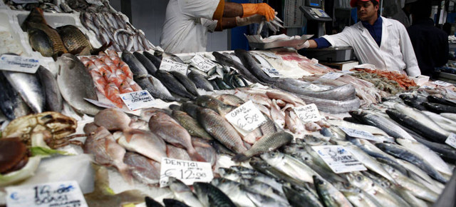 Venta de pescado en un puesto de Roma. La FAO recomienda a los consumidores adquirir las especies locales y de temporada, para apoyar a las comunidades locales de pescadores y contribuir a la sostenibilidad de las especies marinas. Foto: Alessia Pierdomenico/FAO