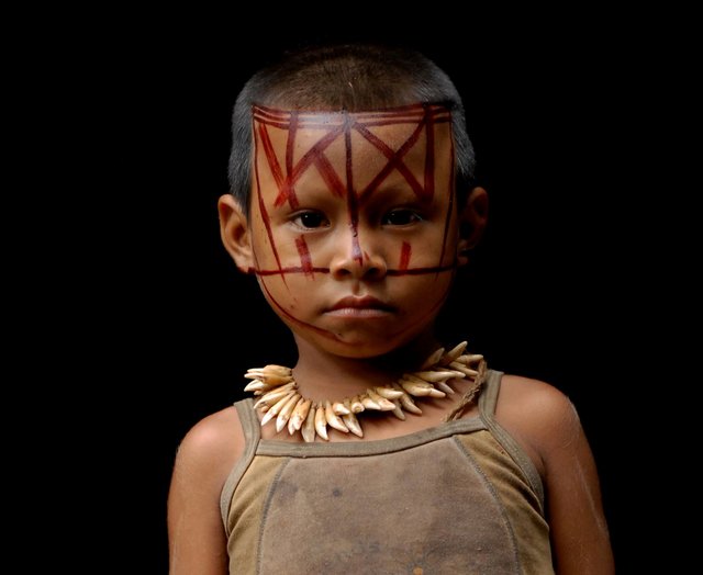 Una niña Nukak Maku con un collar de dientes de mono. Los Nukak son uno de los 65 pueblos indígenas que afrontan su desaparición física y cultural en Colombia. Foto: Juan Pablo Gutiérrez