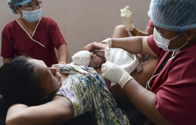 Madre, recién nacido y matronas en un centro de salud de Mindanao, Filipinas. Al menos 900 000 nuevas profesionales de partería se necesitan esta década para la atención de maternidad, sobre todo en países del Sur. Foto: Vijay Villafranca/UNFPA