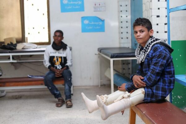 Ibrahim, un niño víctima en el conflicto armado yemení, se prueba unas piernas artificiales en el centro de prótesis de Adén, en Yemen. Foto: Unicef