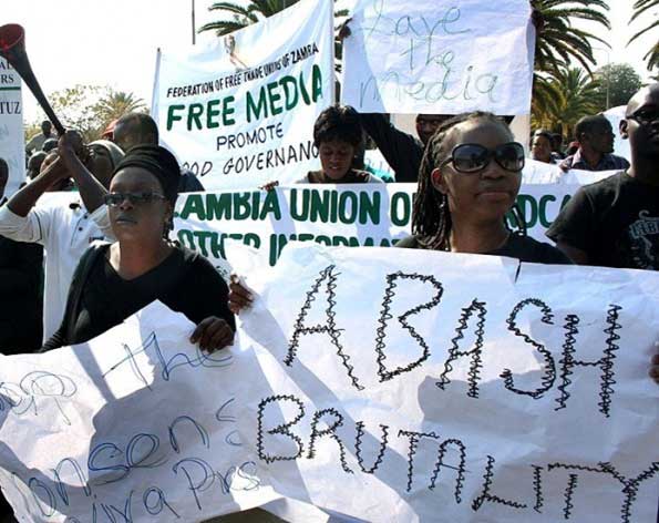 Periodistas de Zambia protestan contra los ataques a los medios de comunicación. Crédito: Kelvin Kachingwe/IPS
