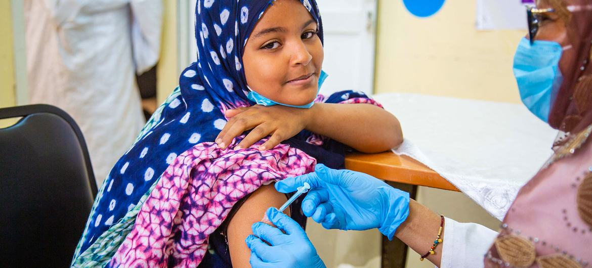 Una adolescente en Mauritania es vacunada contra el virus de papiloma humano, causante del cáncer cérvicouterino. Más de 300 000 mujeres mueren cada año, sobre todo en los países de bajos ingresos, como consecuencia de esta enfermedad prevenible. Foto: Raphael Pouget/Unicef
