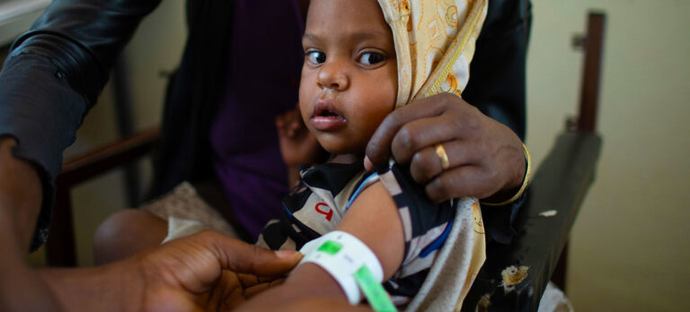 Un niño es examinado en un centro de salud de Tigray. La asistencia humanitaria en esa región de Etiopía se ve interrumpida por los cruentos combates y bombardeos sobre campamentos de refugiados y desplazados. Foto: Mulugeta Ayene/Unicef