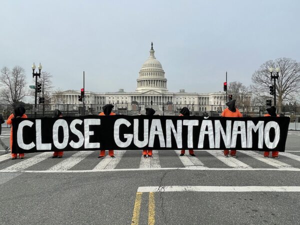 Manifestantes frente al Capitolio en Washington, en una de las demostraciones verificadas en los últimos años para exigir el cierre de la prisión que mantiene Estados Unidos en su base naval de Guantánamo, en la isla de Cuba. Foto: Alí Jarrar/AI