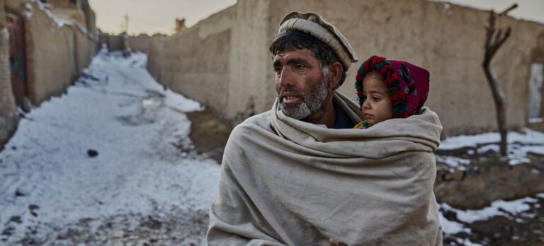 Las familias desplazadas se enfrentan a un duro invierno y a la escasez de alimentos en Afganistán. Foto Andrew McConnell/Acnur