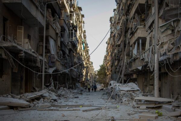 Una calle de Alepo, en el norte de Siria, destruida por la guerra civil, en medio de la cual se han cometido crímenes de lesa humanidad, como asesinatos y atroces torturas a opositores detenidos, que ahora llegan a ser conocidos y juzgados en tribunales de otros países. Foto: Karam al-Masri/MSF