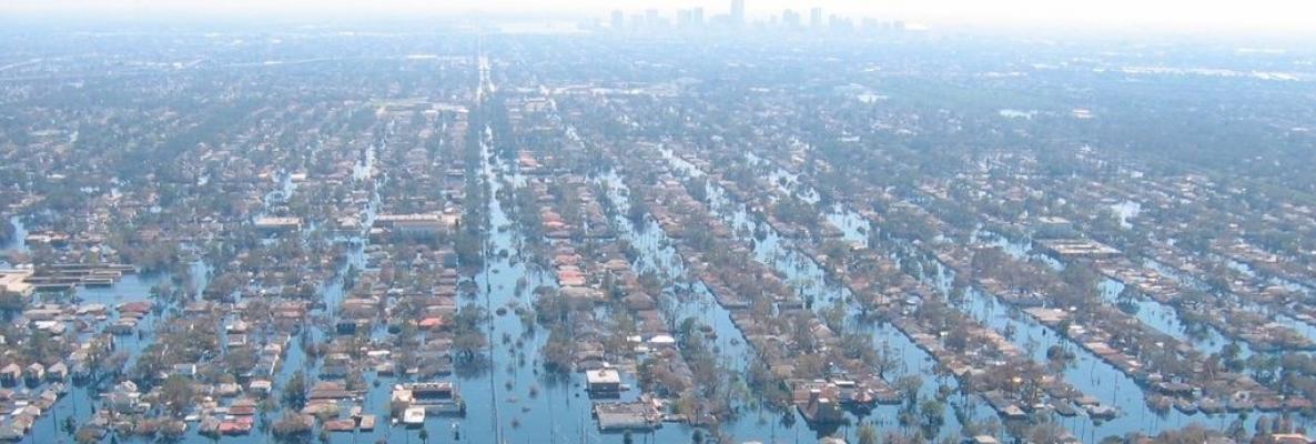 La ciudad estadounidense de Nueva Orleans, inundada como consecuencia del huracán Katrina en 2005. Los fenómenos meteorológicos extremos, asociados a la crisis climática del planeta, están entre los mayores riesgos para la humanidad, según el Foro Económico Mundial. Foto: NOAA