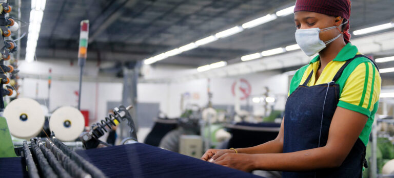 Trabajadora textil en una fábrica en Lesoto. La manufactura en muchos países se resiente de los desequilibrios generados en el mercado de trabajo como consecuencia de la crisis desatada por la covid-19, y se han perdido muchos millones de horas de labor en todo el mundo. Foto: Marcel Crozet/OIT