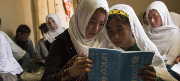 Niñas y jóvenes que procuran estudiar son víctimas de la discriminación de género impuesta en Afganistán por la milicia islámica que se hizo con el poder en todo el país en agosto de 2021. Foto: Rezayee/Unicef