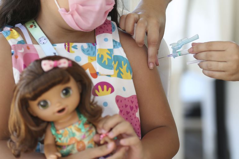 El domingo 16 de enero comenzó en Brasilia la vacunación de niñas y niños de 5 a 11 años contra la covid-19. El ritmo será necesariamente lento en Brasil, debido a la escasez de la vacuna Pfizer, la única aprobada para ese grupo, que suman 20 millones de personas. Crédito: José Cruz / Agência Brasil