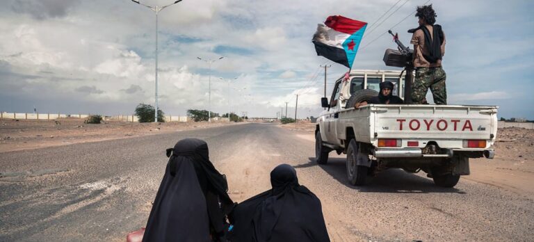 Soldados pasan al lado de dos mujeres que piden limosna en Yemen. El conflicto armado afecta cada vez más a los civiles, pues resultan víctimas no combatientes de los ataques, de la destrucción de infraestructura y de un cuadro de pobreza que tiene a millones de yemeníes urgidos de asistencia humanitaria. Foto: Giles Clarke/Unocha
