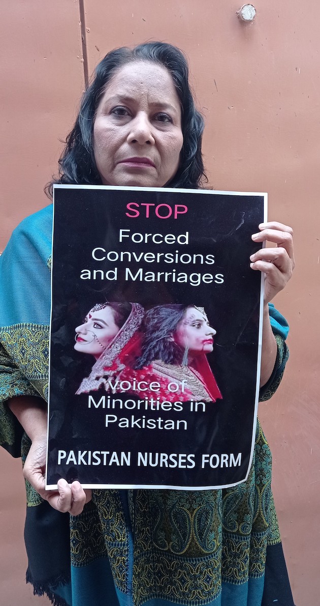 Safina Javed, vicepresidenta de la Comisión de Derechos de las Minorías de Pakistán, sección de Sindh, sosteniendo un cartel. Crédito: Safina Javed