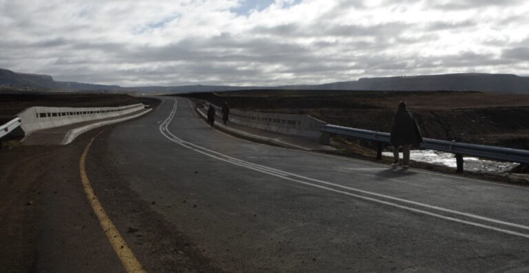 Puente en la carretera de Makhothai, en Lesotho. El sector de infraestructura se mostró vigoroso al recuperarse la inversión extranjera directa el año pasado, aunque las inversiones relacionadas con los Objetivos de Desarrollo Sostenible en los países en desarrollo se mantienen muy débiles. Foto: BM