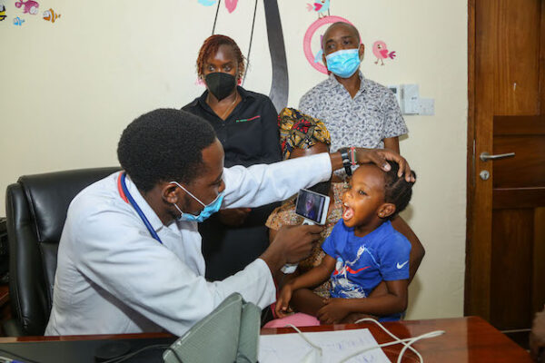 Una nueva tecnología de telemedicina en Kenia busca mitigar la brecha entre los pacientes infantiles y los especialistas médicos en las zonas rurales