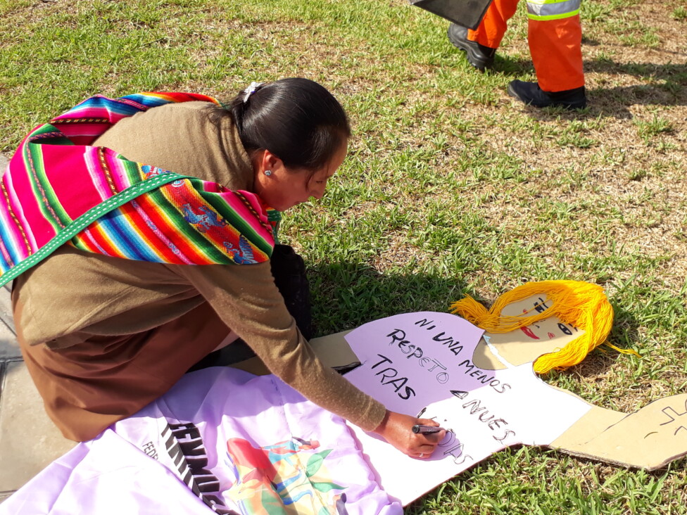 “Ni una menos, respeto a nuestras vidas”, escribe una peruana sobre la efigie de una mujer en un parque frente al Poder Judicial, antes de una manifestación en Lima por la falta de aplicación de las leyes contra los feminicidios y otras violencias contra la mujer. Foto: Mariela Jara / IPS