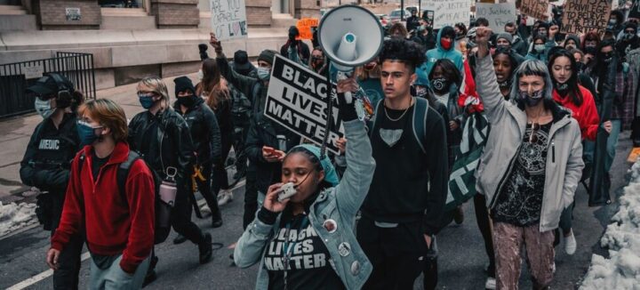 Escena de una protesta contra el racismo en el estado de Colorado, EE.UU. Expertos de las Naciones Unidas alertan sobre el peligro de que las redes sociales alimenten el racismo, la xenofobia y otras formas de discriminación. Foto: Colin Lloyd/Unsplash