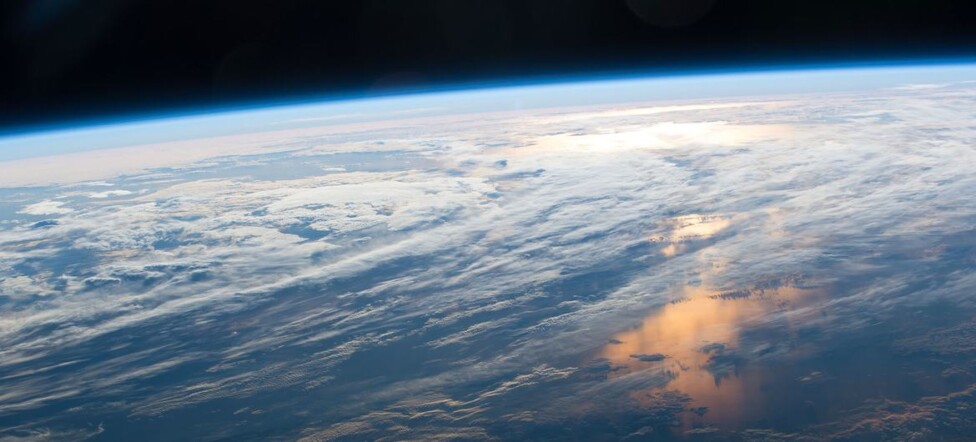 La capa de ozono vista desde el espacio. La recuperación de este escudo protector del planeta es posible con medidas concertadas por el conjunto de los Estados miembros de las Naciones Unidas y otras entidades para reducir la emisión de gases que lo destruyen. Foto: NASA