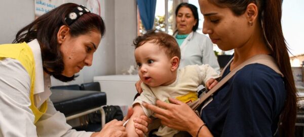 Un niño de ocho meses recibe vacunas contra la poliomielitis y el sarampión en un centro del sur de Siria. La atención médica primaria es fundamental para evitar la muerte de millones de niños y jóvenes cada año, subrayan estudios de grupos de trabajo de las Naciones Unidas. Foto: Johnny Shahan/Unicef