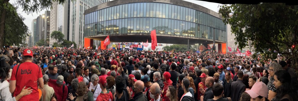 Una multitud se juntó en la Avenida Paulista, de São Paulo, el 9 de enero, para defender la democracia y rechazar el ataque a los tres poderes de la República, ocurrido en la víspera en Brasilia. "Sin amnistía" a los golpistas, corearon los manifestantes. Fotos Públicas/Roberto Parizotti.