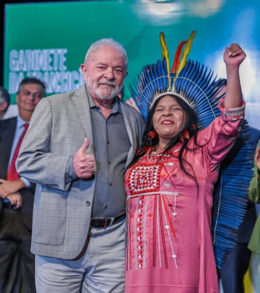 Sonia Guajajara, la nueva ministra de los Pueblos Indígenas, es la primera indígena alzada a la primera plana del gobierno. El presidente Luiz Inacio Lula da Silva creó ese ministerio para darle un protagonismo a los pueblos originarios en su gobierno y rescatar una deuda histórica de la nación. Ricardo Stuckert/Fotos Públicas.