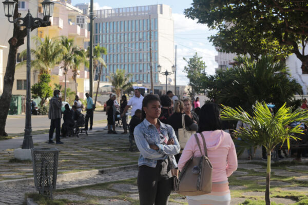 Un grupo de personas permanece en las inmediaciones de la embajada estadounidense en el barrio del Vedado, municipio Plaza de La Revolución, La Habana, Cuba.10 de enero de 2023. Foto: Jorge Luis Baños/IPS