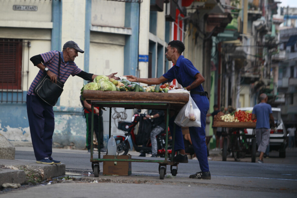Un cliente compra productos agrícolas a un vendedor ambulante, La Habana, Cuba.10 de enero de 2023. Foto: Jorge Luis Baños/IPS
