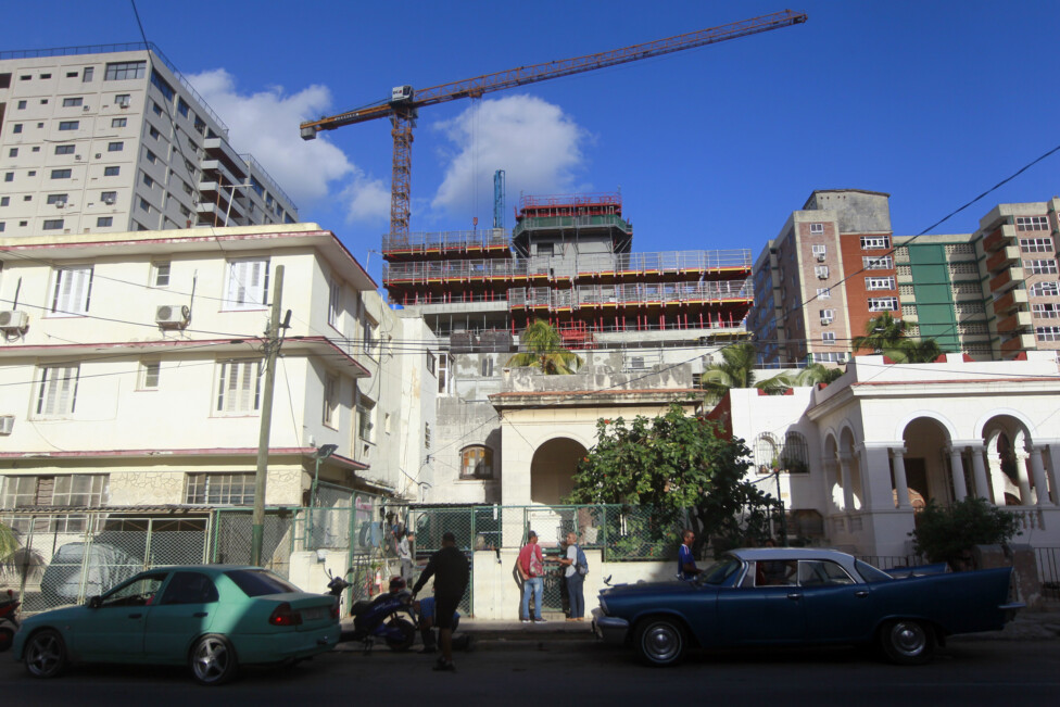 Construcción de un hotel en el barrio del Vedado, en La Habana, Cuba.10 de enero de 2023. Foto: Jorge Luis Baños/IPS