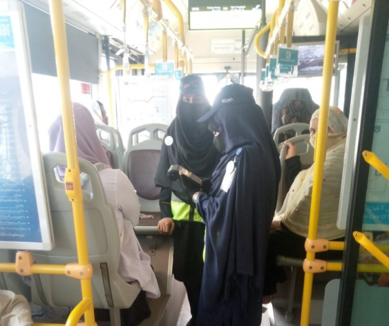 Mujeres estudiantes y trabajadoras viajan libres de acoso en los autobuses BRT, con asientos reservados, en la conservadora región de Khyber Pakhtunkhwa, de Pakistán.