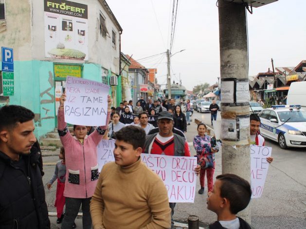 Protesta de la comunidad romaní en la ciudad serbia de Nis después de que cortaran la electricidad a decenas de familias. Crédito: Opre Roma Srbija