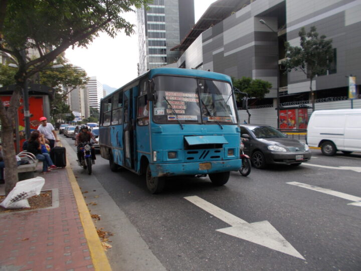 Los autobuses grandes y pequeños para el transporte de pasajeros en urbes venezolanas, incluida Caracas, así como los vehículos de carga, también se resienten de la falta de ingresos suficientes, así como de las piezas de recambio, para mantenerse en adecuadas condiciones de funcionamiento. Imagen: Humberto Márquez / IPS