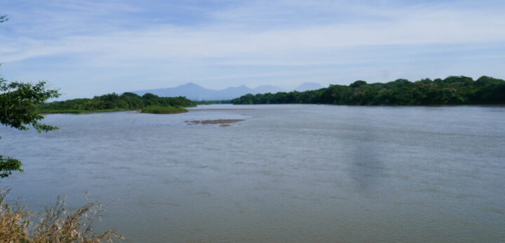El río Lempa recorre tres países centroamericanos: nace en Guatemala, penetra parte del territorio de Honduras y luego ingresa a El Salvador, donde serpentea desde el norte hasta desembocar en el océano Pacífico, en el sur del país. Imagen: Edgardo Ayala / IPS
