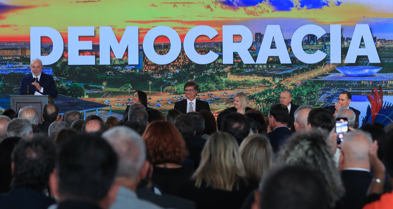 Democracia triunfó en Brasil, pero militares y redes sociales la turban