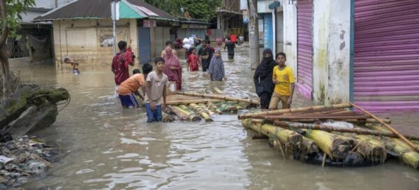 Familias en Feni, Bangladés, construyen balsas con bambú para desplazarse por las calles de la ciudad. Las lluvias han desbordado los ríos en ese país del sur de Asia, causando la muerte de decenas de personas y forzando el desplazamiento de sus hogares de cientos de miles de familias. Imagen: Salahuddin Paulash / Unicef