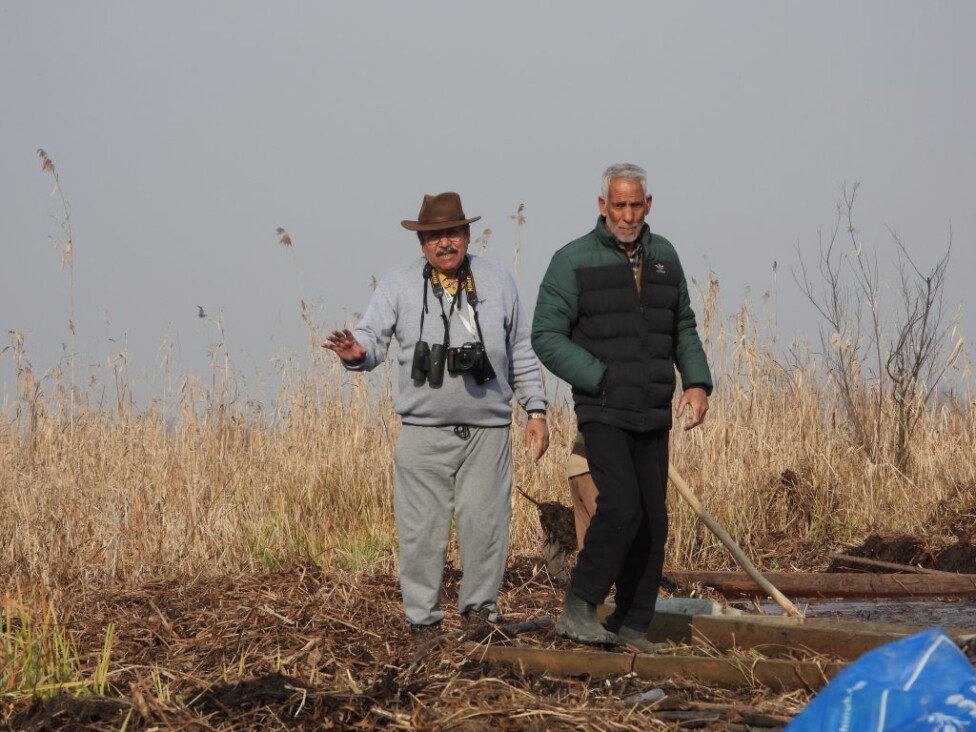 En la India aumentan los humedales reconocidos como sitios Ramsar, por su importancia internacional para la conservación de estos ecosistemas. Pero también lo hacen los humedales en peligro de extinción en el país. En la imagen, el conservacionista Asad Rahmani junto a uno de los responsables de la protección del humedal de Haigam, en el norte de India.