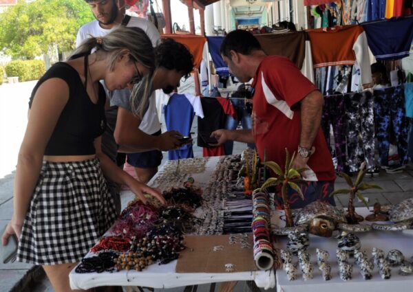 Gibara, una pequeña ciudad del este de Cuba, es un ejemplo de cómo sobreviven las localidades que vivieron un auge con el turismo y cuya caída fuerza a sus habitantes a depender sobre todo de las remesas. Aunque en el caso de Gibara, el Festival Internacional de Cine Pobre la hace revivir por unos días y añorar tiempos pasados.
