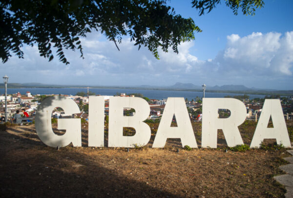 Gibara, una pequeña ciudad del este de Cuba, es un ejemplo de cómo sobreviven las localidades que vivieron un auge con el turismo y cuya caída fuerza a sus habitantes a depender sobre todo de las remesas. Aunque en el caso de Gibara, el Festival Internacional de Cine Pobre la hace revivir por unos días y añorar tiempos pasados.