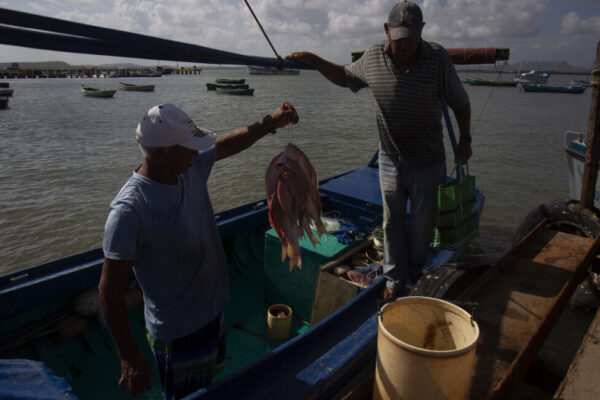 Gibara, una pequeña ciudad del este de Cuba, es un ejemplo de cómo sobreviven las localidades que vivieron un auge con el turismo y cuya caída fuerza a sus habitantes a depender sobre todo de las remesas. Aunque en el caso de Gibara, el Festival Internacional de Cine Pobre la hace revivir por unos días y añorar tiempos pasados.