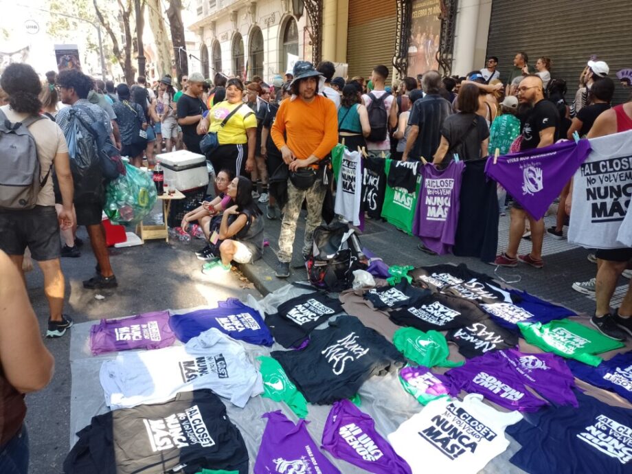 El presidente de Argentina, Javier Milei, pretende reescribir la historia de la represión ilegal de los años 70, perpetrada por la última dictadura militar, sobre la que hasta ahora había un gran consenso en el país.