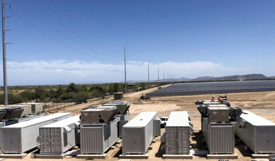 En México existe hasta ahora muy poca capacidad de almacenamiento de energía, lo que dificulta la transición hacia una matriz menos dependiente de los fósiles. Un paquete de planes y medidas buscan corregir el problema, que requiere una inversión millonaria.