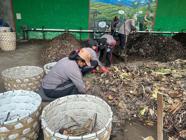 Oleadas de basura dañan las playas de Bali, la turística isla indonesia donde la multiplicación de desechos dificulta su manejo. Ahora, iniciativas comunitarias aportan soluciones, como el uso de residuos orgánicos para el compostaje.