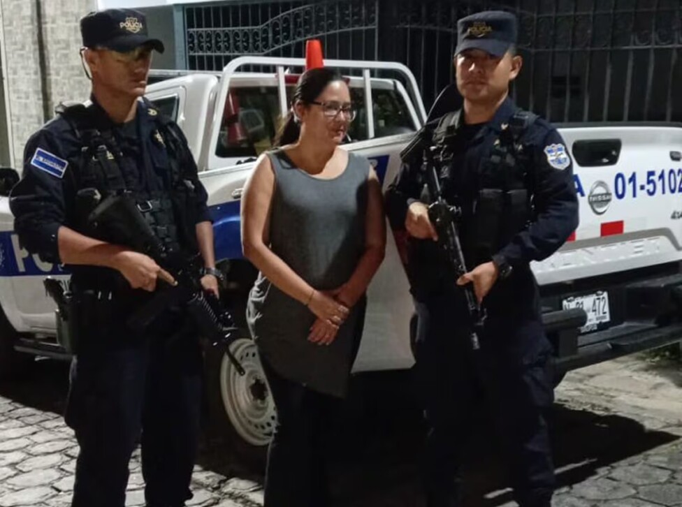 Seis ONG humanitarias internacionales denuncian la arremetida autoritaria en El Salvador, tras la detención de Ruth López, destacada defensora de los derechos humanos, y la consideran una escalada represiva del presidente Nayib Bukele.