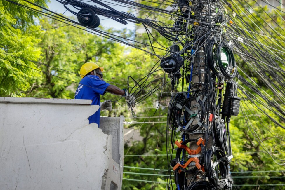 Casi una quinta parte de la energía generada en América Latina nunca llega a utilizarse porque se pierde. Los expertos piden más planificación, inversión y control en materia energética en la región.