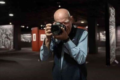 El fotógrafo y ambientalista brasileño Sebastião Salgado, conocido por sus premiadas imágenes de la Amazonia y de los seres más desfavorecidos del planeta, falleció este viernes en París, a los 81 años.