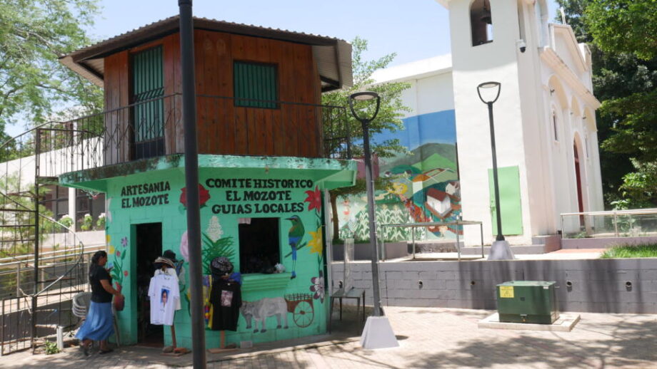 Donde ocurrió la peor masacre de civiles en América Latina, el caserío salvadoreño de El Mozote, comienzan a brotar proyectos ambientales que poco a poco van aliviando a la población del emblemático lugar, como la llegada del agua a todas las viviendas, gracias una pequeña planta fotovoltaica.