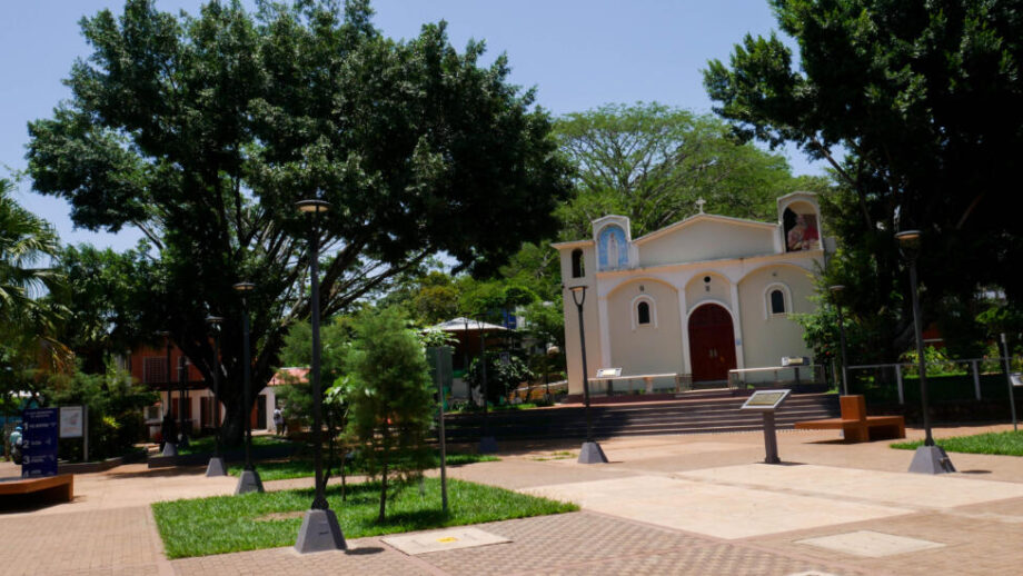 Donde ocurrió la peor masacre de civiles en América Latina, el caserío salvadoreño de El Mozote, comienzan a brotar proyectos ambientales que poco a poco van aliviando a la población del emblemático lugar, como la llegada del agua a todas las viviendas, gracias una pequeña planta fotovoltaica.
