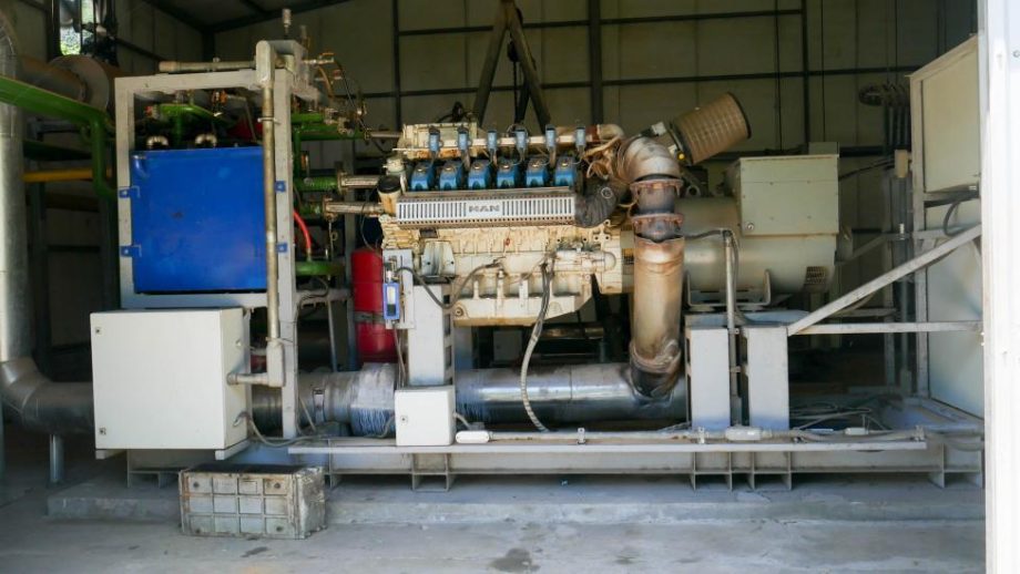 El biogás que produce el biodigestor de la planta Renig, con los residuos de una empresa avícola salvadoreña, mueve dos motores con capacidad de generación de 425 kilovatios cada uno. Imagen: Edgardo Ayala / IPS
