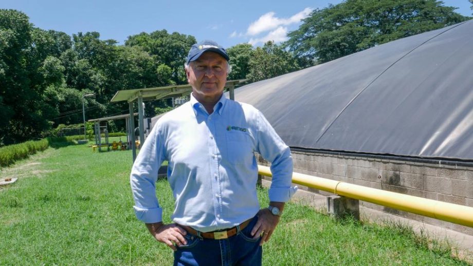 Bernhard Waase, director de Renig, una subsidiaria de la empresa salvadoreña El Granjero, en la cual se convierte en biogás el estiércol de las gallinas de las ocho granjas localizadas en el distrito de Jayaque, en el suroeste de El Salvador. Imagen: Edgardo Ayala / IPS