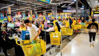 Clientes en un supermercado en Colombia. El consumo privado se mantiene como un motor de la economía de América Latina, según un informe de perspectivas elaborado por el Departamento de Asuntos Económicos y Sociales de la ONU, el cual estima que el crecimiento de la economía global será modesto en 2026 y ubica las mejores cifras en algunas naciones de Asia. Imagen: Grupo Éxito