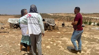 Activistas de la organización Médicos Sin Fronteras observan el terreno de la aldea Kisan, en el sur de Cisjordania, donde ataques de colonos israelíes forzaron la huida de 23 familias palestinas. La impunidad es la norma con respecto a esos ejercicios de violencia, que, junto a ocupaciones y otras medidas, establecen de hecho un apartheid sobre los tres millones de habitantes del territorio. Imagen: MSF